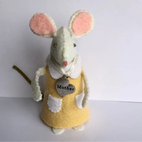 Mother felt Mouse art doll butter yellow dress pendant hand-sewn Handmade gift - Picture 7 of 8